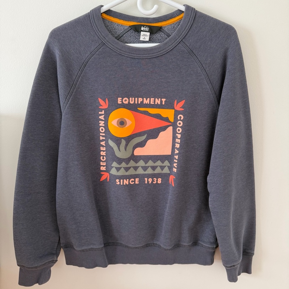 REI Sweatshirt unisex (size small)